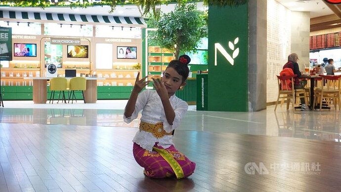 峇里島當局安排舞者在機場表演傳統舞蹈，吸引許多遊客駐足旁觀。中央社記者李宗憲峇里島攝 111年12月30日