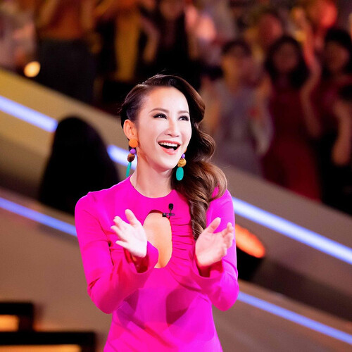 李玟於1993年返港參加全球華人新秀歌唱大賽奪得亞軍入行。