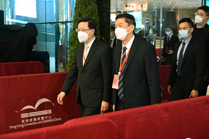 駱惠寧（右）昨日還到灣仔會展，出席香港國安法專題研討會。資料圖片