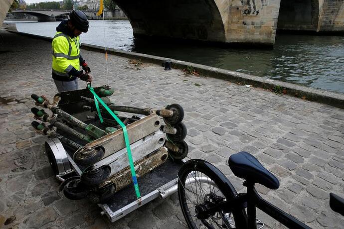 巴黎Lime職員從塞納河打撈出多架被棄置的滑板車。 資料圖片