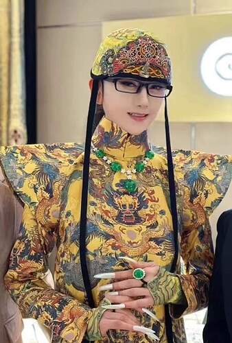 穿龙袍戴超大翡翠 64岁杨丽萍打扮很亮眼