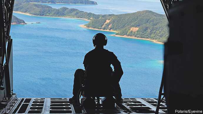 2023 年 2 月 22 日，在日本沖繩上空完成任務後，一名美國空軍第 1 特種作戰中隊的裝卸員從 MC-130J Commando II 的後部眺望。裝卸員負責在飛行期間保護貨物和人員, 確保他們指定的飛機上的安全操作。 (POLARIS) 圖片來源：Polaris / eyevine 如需更多信息，請聯繫 eyevinetel：+44 (0) 20 8709 8709 電子郵件：info@eyevine.comwww.eyevine.com