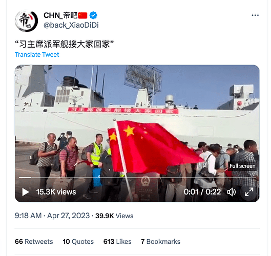 中国派往苏丹撤侨的军舰挂上了“习主席派军舰接大家回家”的横幅。（翻摄自Twitter帝吧帐号）