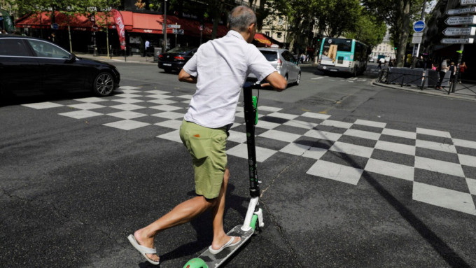 一名男子在巴黎踩滑板車。 資料圖片