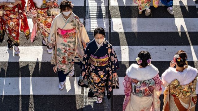 1月9日，在日本神奈川縣橫濱，年輕女性穿著和服慶祝"成人式"。